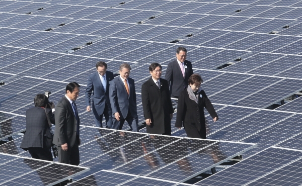 지난해 10월30일 새만금 재생에너지 비전선포식에서 문재인 대통령이 관계자들과 함께 전라북도 군산 유수지 수상태양광 발전소 부지를 둘러보고 있는 모습