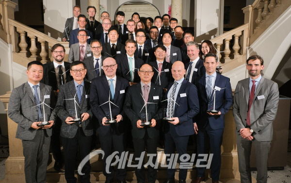 On November 5, 2019 (local time), a commemorative photo was taken with officials after the financial closing ceremony and the opening ceremony of the wind power business in Stavro, Sweden.  (Fifth from left, President Park Hyeong-gu, Korea Midland Power)