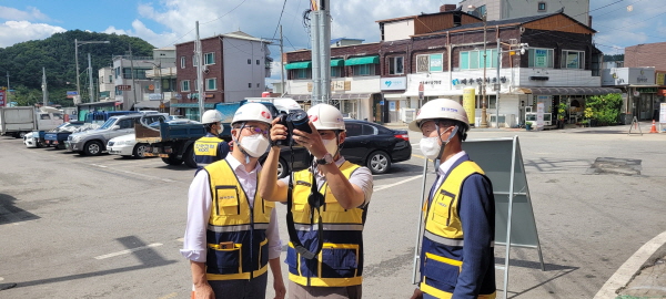 한국전력 이현빈 경영지원부사장이 전력설비 현장점검을 진행하고 있다.