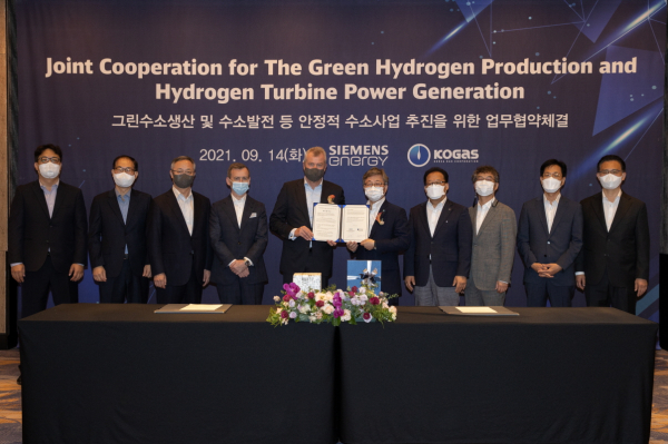 한국가스공사가 독일 지멘스에너지와 ‘그린수소 생산 및 수소 발전 등 안정적 수소사업 추진을 위한 업무협약’을 체결했다(오른쪽에서 다섯번째 채희봉 가스공사 사장)