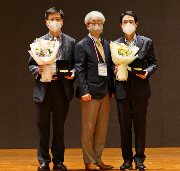한국전기연구원 김남균 연구부원장(왼쪽)이 '자랑스런 전기전자재료인상'을 수상했다