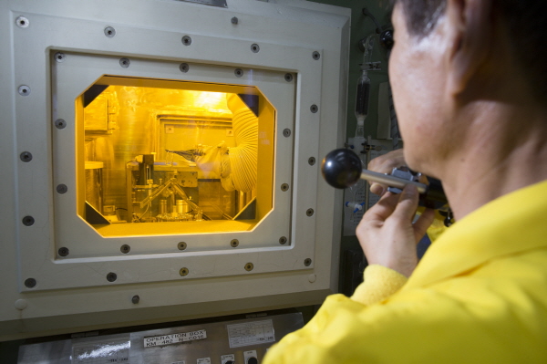 한국원자력연구원 방사성동위원소 생산 시설에서 ‘루테튬-177’이 제조되고 있다.