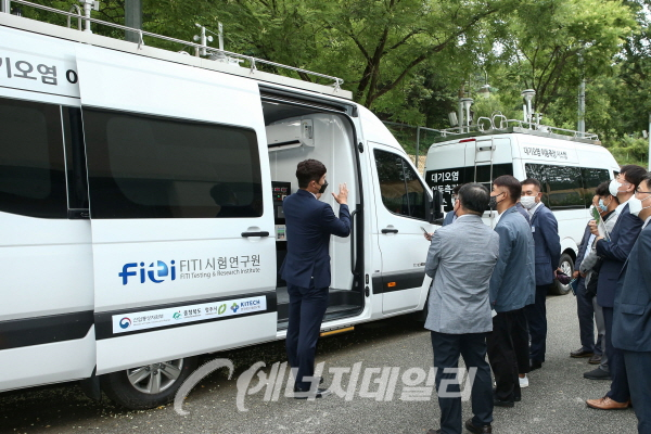 '산업환경개선지원센터' 개소식에서 FITI시험연구원 관계자가 대기오염 이동측정 시스템 차량을 소개하고 있다.