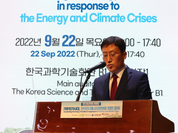 이상훈 한국에너지공단 이사장이 지난 22일 녹색에너지전략연구소가 개최한 ‘국제 에너지전환 컨퍼런스’에서 축사를 하고 있다.
