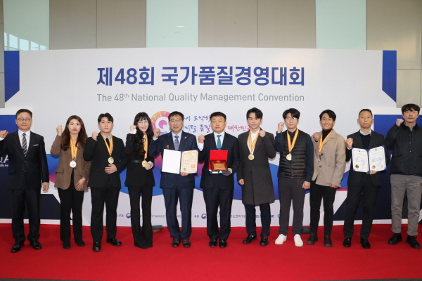 대통령표창을 수상한 이재민 평택발전본부 안전품질부장(왼쪽 다섯번째)과 서부발전 본사 및 군산, 평택발전본부 직원들이 기념촬영을 하고 있다.