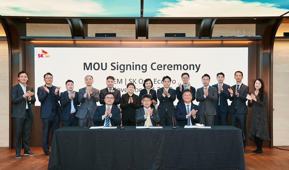 신영기 SK온 구매담당(앞줄 가운데), 박상욱 에코프로 부사장(오른쪽), 지앙 미아오GEM 부총경리(왼쪽) 등 3사 관계자들이 생산법인 설립을 위한 업무협약을 체결하고 있다.