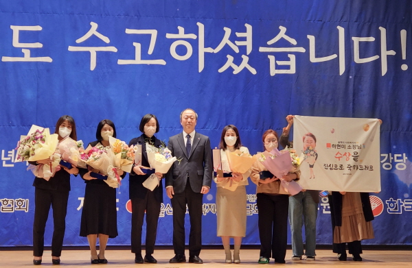남석열 한국동서발전 기획본부장(왼쪽에서 네번째)과 수상자들이 기념사진을 촬영하고 있다.