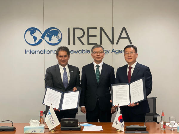 프란체스코 라 카메라 IRENA 사무총장, 류제승 주UAE 대한민국 대사, 이상훈 한국에너지공단 이사장(왼쪽부터)이 업무협약을 체결하고 있다.