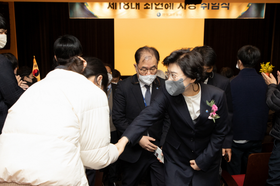 한국가스공사 제18대 최연혜 신임 사장이 12일 대구 본사 국제회의장에서 열린 취임식에서 공사 임직원들과 악수하고 있다.