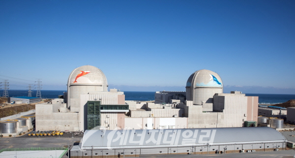 한국수력원자력 신한울원전 1·2호기 전경 (왼쪽 주황색 문양 건물이 1호기)