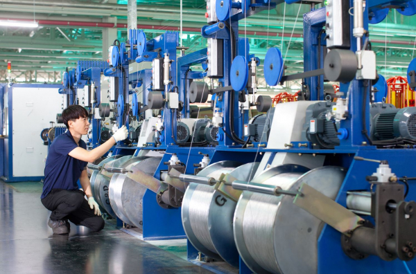 LS전선 공장에서 직원이 알루미늄 전선을 생산하고 있다.