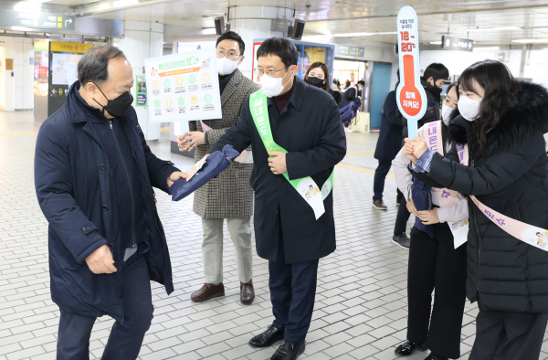 이상훈 한국에너지공단 이사장(왼쪽서 세 번째)이 시민들을 대상으로 겨울철 에너지절약 실천요령을 홍보하고 있다.