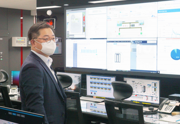 박일준 산업통상자원부 2차관이 포스트타워 에너지 통합관리센터에 방문해 에너지 통합관리센터 운영현황 및 애로사항을 청취하고 있다.