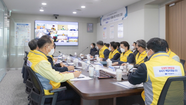 한국남부발전 이승우 사장(앞줄 가운데)이 25일 ‘한파 대비 전사 발전설비 안전점검 회의’를 개최하고 전사 비상대응체계를 점검하고 있다.