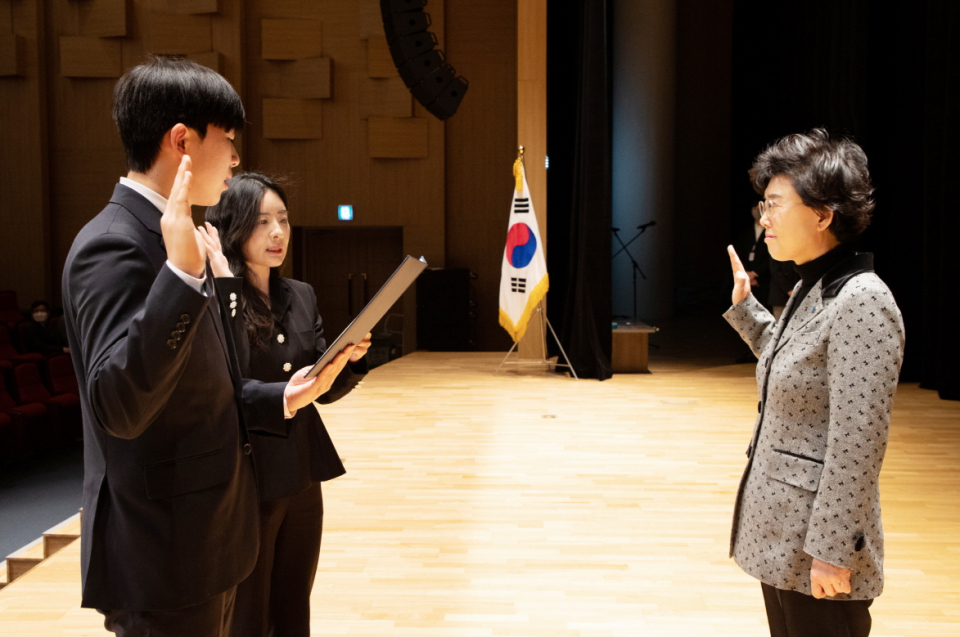 한국가스공사는 25일 대구 본사 국제회의장에서 신입직원 임용식을 개최했다(오른쪽 최연혜 가스공사 사장)