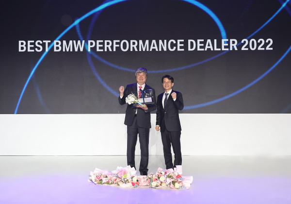 삼천리모터스 서광영 대표(왼쪽)가 ‘BMW 그룹 코리아 어워드 2023’에서 종합 1위 대상인 ‘베스트 퍼포먼스 딜러’를 수상하고 있다