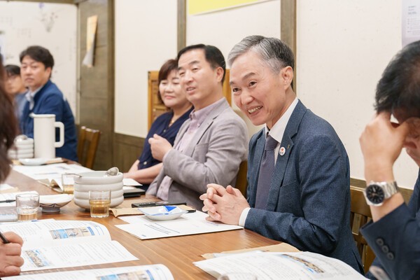원전소통위원회에서 발언 중인 권원택 월성원자력본부장