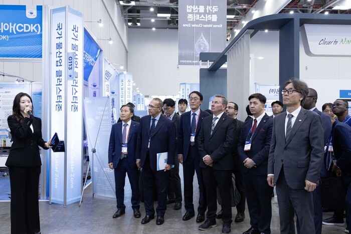 대한민국 국제물주간 2026 주요 참석자들이 9일 대구 엑스코에 마련된 한국환경공단 전시부스를 찾아 공단의 물관리 기술에 대한 설명을 듣고 있다.[사진=한국환경공단 제공] 